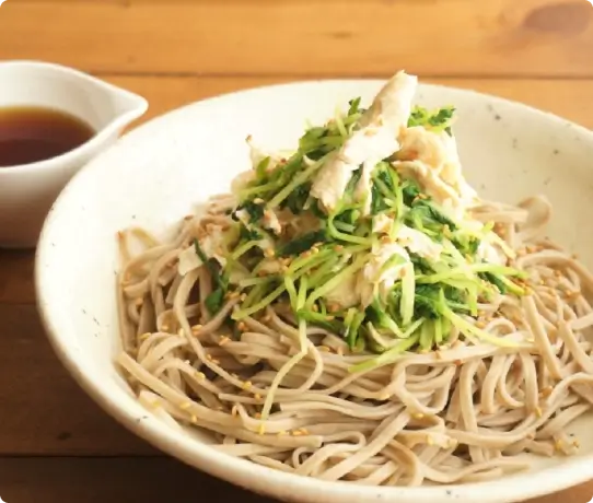 Bukkake soba with bean sprouts and loosened chicken fillet