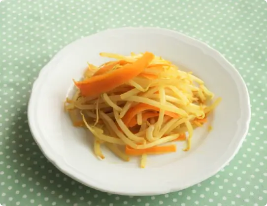  Stir-fried bean sprouts and peeled carrot curry