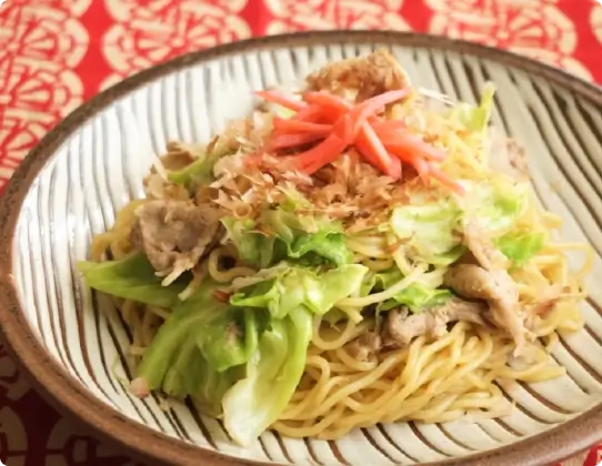 Fried noodles with plenty of cabbage sauce